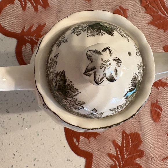 Elegant Ceramic Teapot with Scenic Design The Friendly Village - Picture 4 of 6